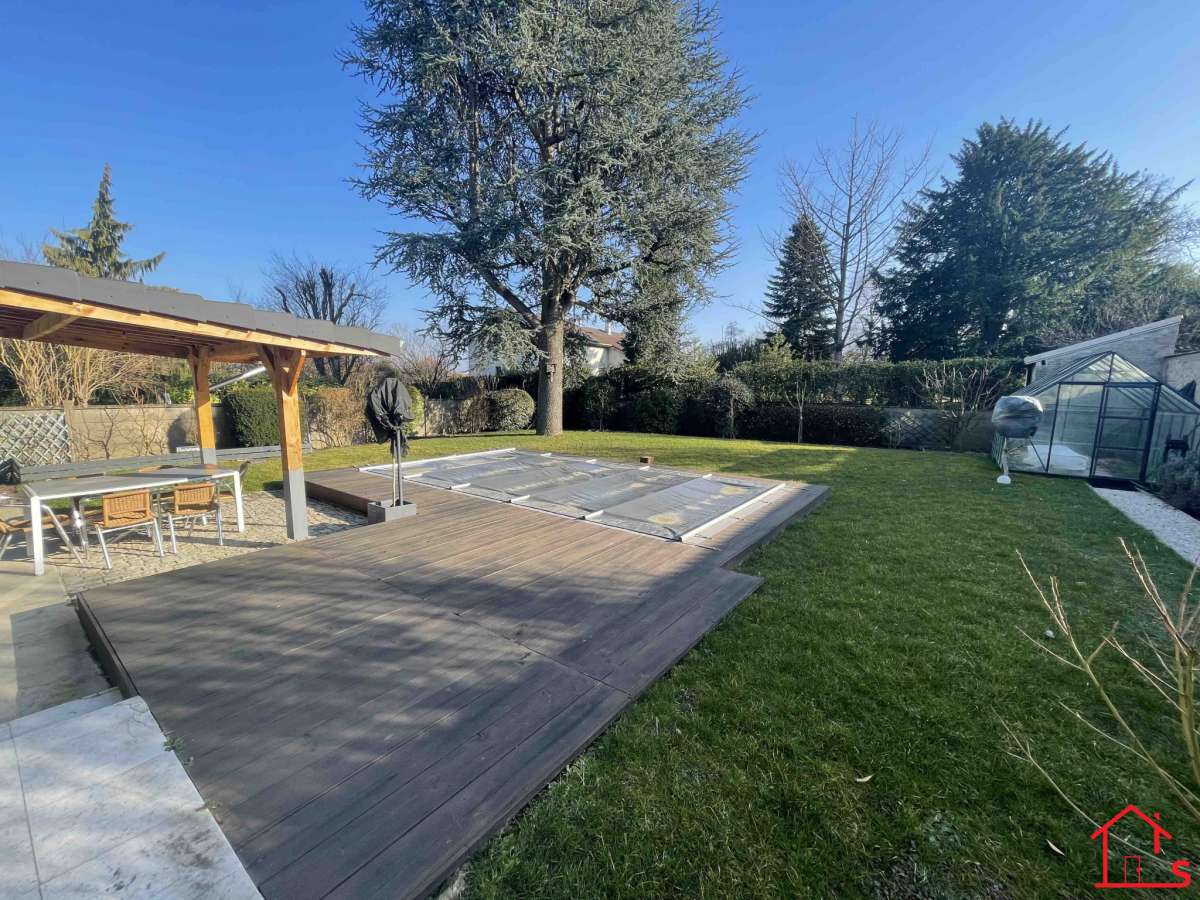 Maison individuelle avec piscine dans quartier calme